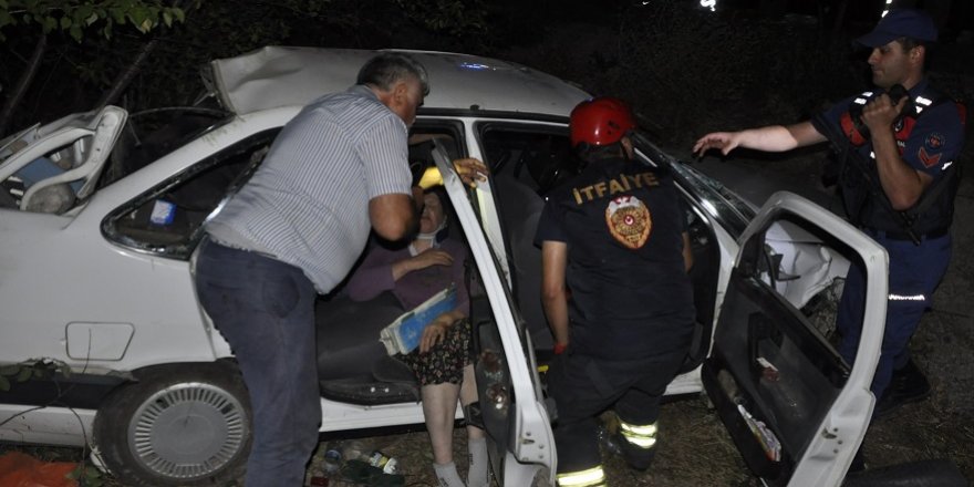 Motosikletle otomobil çarpıştı: 10 yaralı