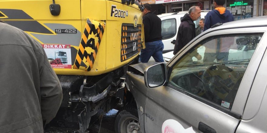 Trafik kazası saniye saniye görüntülendi