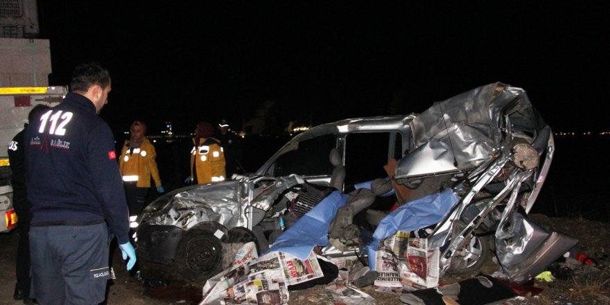 TIR'a çarpan araçtaki baba ve iki kızı öldü, anne ve diğer kızı yaralandı