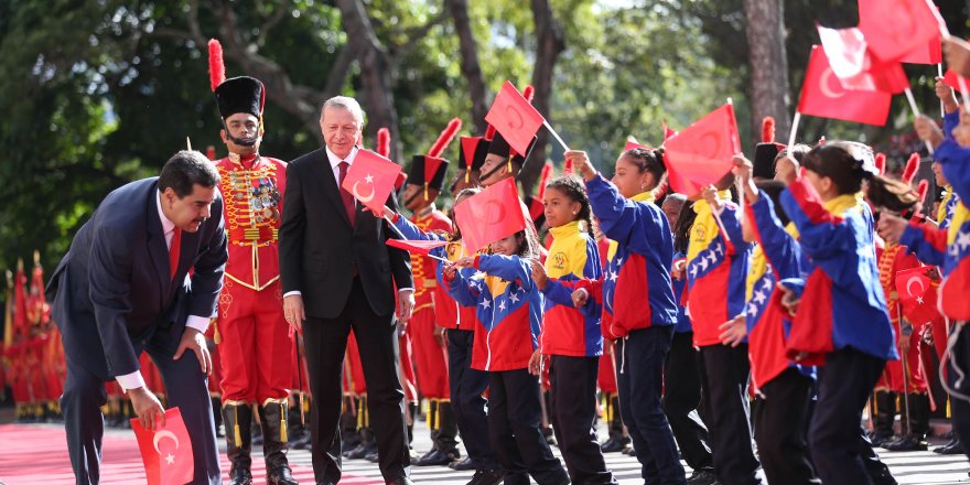 Maduro, rüzgardan yere düşen Türk bayrağını kaldırdı