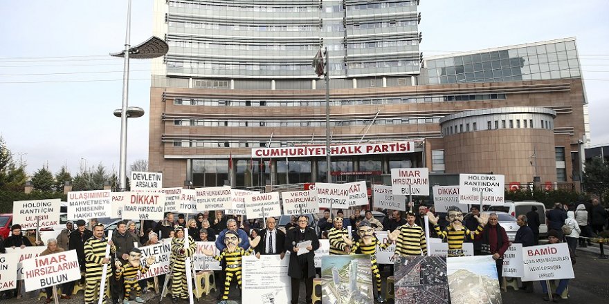 'Dalton Kardeşler' kıyafetleriyle CHP Genel Merkezi önünde eylem