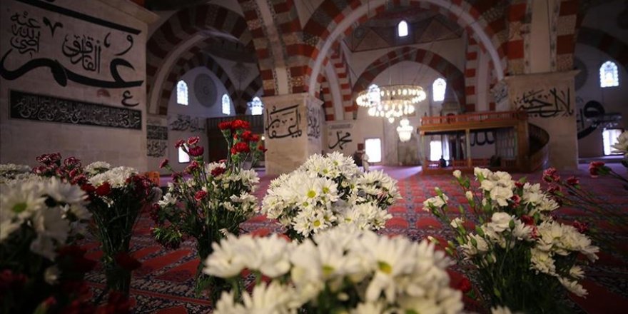 Osmanlı geleneği gereği Eski Cami çiçeklerle donatıldı