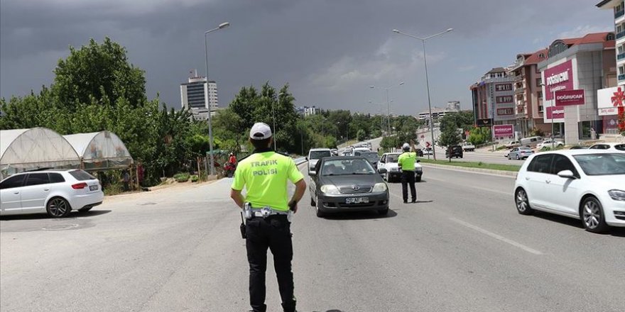 Trafikte makas atan sürücüye sedyede ceza