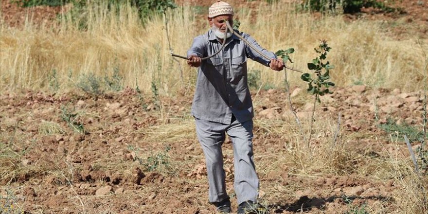 Elinde çubuklarla gezip köyleri suya kavuşturuyor