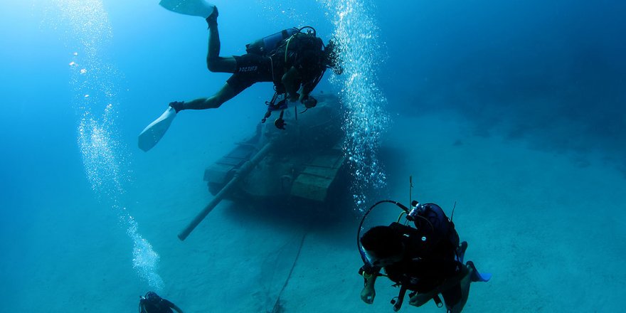 Akdeniz'in derinliklerindeki tank ilgi görüyor