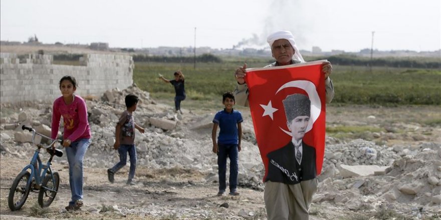 Mustafa Kemal dede sınırda torunlarına vatan sevgisi aşılıyor