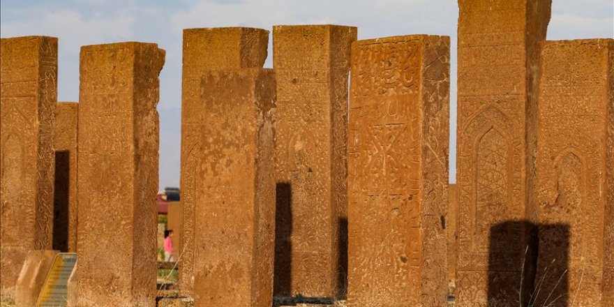 Ahlat taşının Nemrut'un eteklerinden yapılara uzanan zorlu yolculuğu