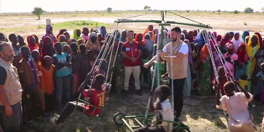 İlk kez bindikleri seyyar dönme dolap Kamerunlu çocukları sevindirdi