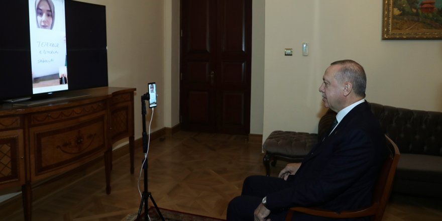 Cumhurbaşkanı Erdoğan bilgi yarışmasına katılan konuşma engelli Gülsüm ile görüştü