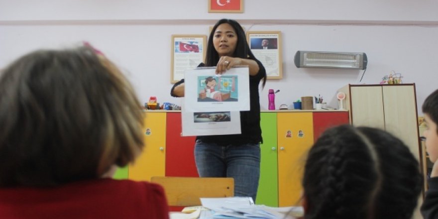 Filipinler'den Gelin Geldi, Dağ İlçesinde Gönüllü İngilizce Öğretiyor