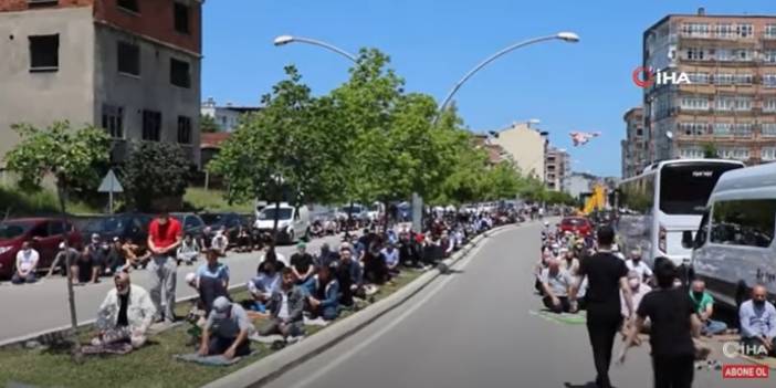 Cuma Namazında Avlular Doldu, Cemaat Yollara Taştı