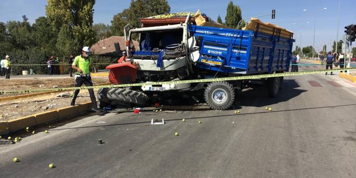 Traktör ile kamyon çarpıştı: 1 ölü, 2 yaralı