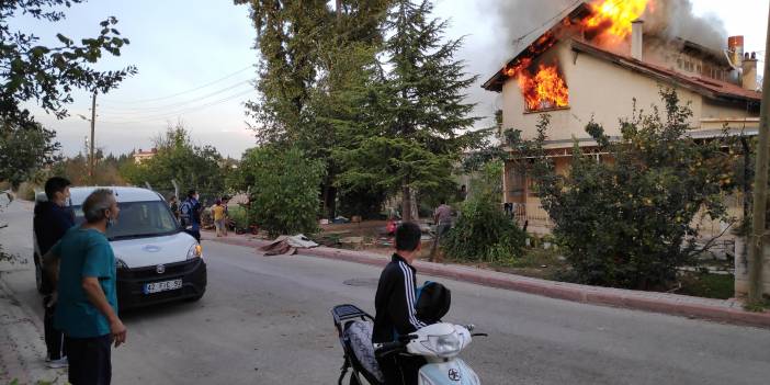 Yanan evlerine çaresizce baktılar