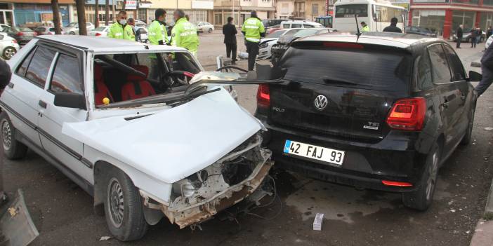 Servis midibüsü araçlara çarptı: 3 yaralı