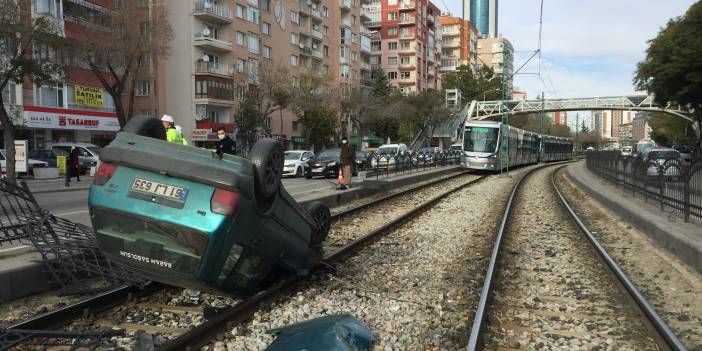 Konya’da otomobil tramvay yoluna takla attı