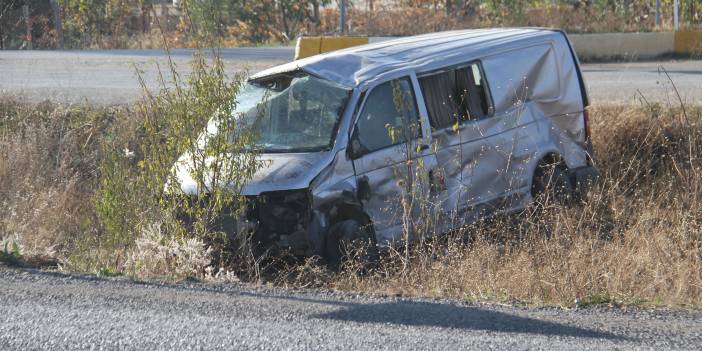 Minibüsle otomobil çarpıştı: 1 ölü, 3 yaralı
