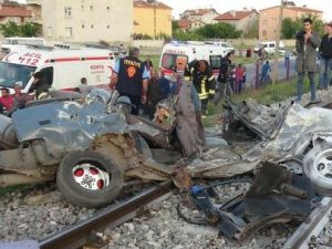 Tren otomobili resmen biçti: 2 ölü!