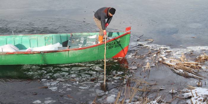 Kıyıları donan gölde balıkçıların buz kırma mesaisi