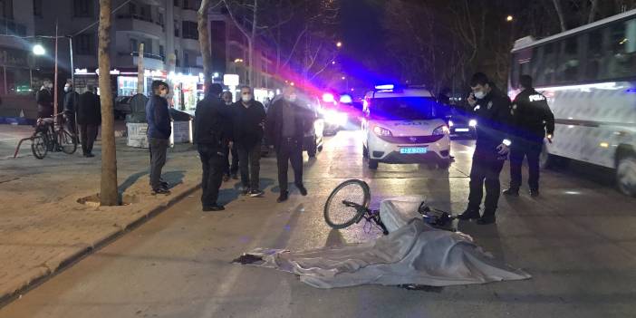 Otomobile çarpıp düşen bisikletli kamyonun altında kaldı: 1 ölü