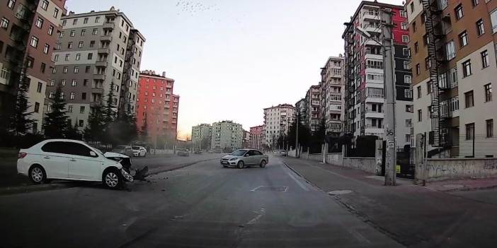 Sokaktan çıkan otomobilin caddedeki otomobile çarpma anı kamerada