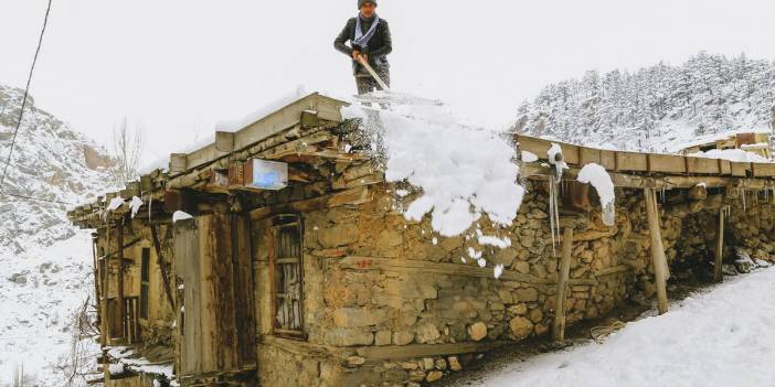 Konya'da toprak damlı evlerde kar kürüme mesaisi