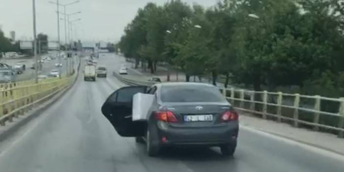 Konya'da eşya yüklü otomobilin arka kapısı açık haldeki yolculuğu kamerada