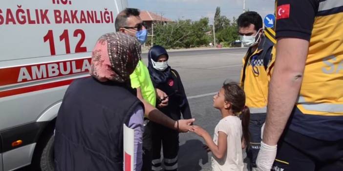 Ambulansı binmek istemeyen yaralı kız çocuğunu polis ikna etti
