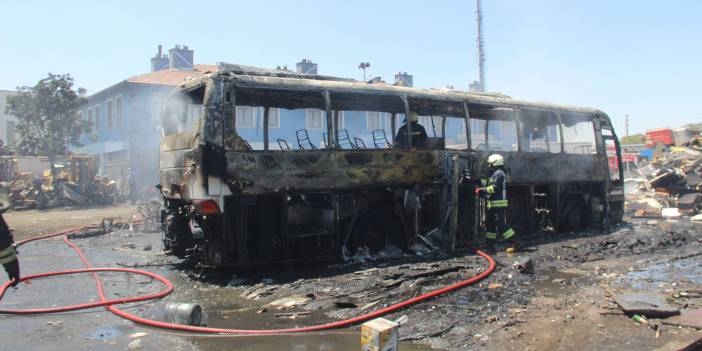 Hurdalıkta otobüs alev alev yandı