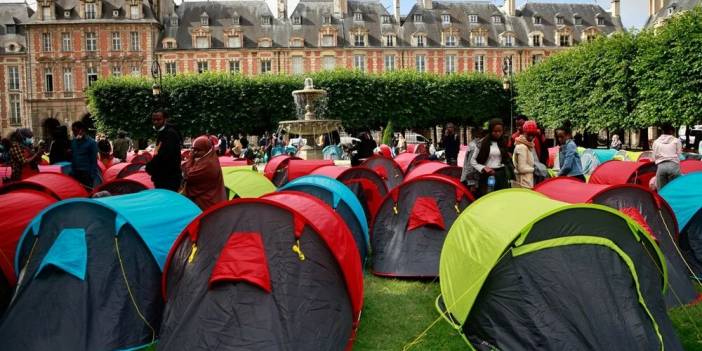 400 evsiz Paris'in Vosges Meydanı'nda çadır kurdu