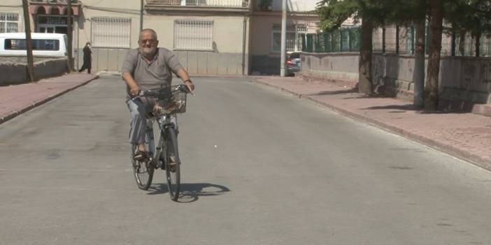33 yıldır muhtarlık yaptığı mahallenin sokaklarını bisikletiyle geziyor