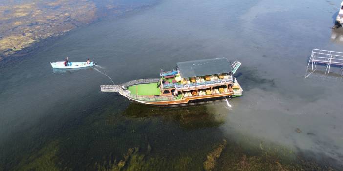 Beyşehir Gölü'nde balçığa saplanan tur tekneleri kayıklarla yüzdürüldü