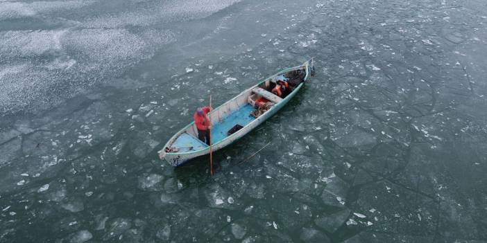 Beyşehir Gölü’ndeki balıkçıların buzla mücadelesi sürüyor
