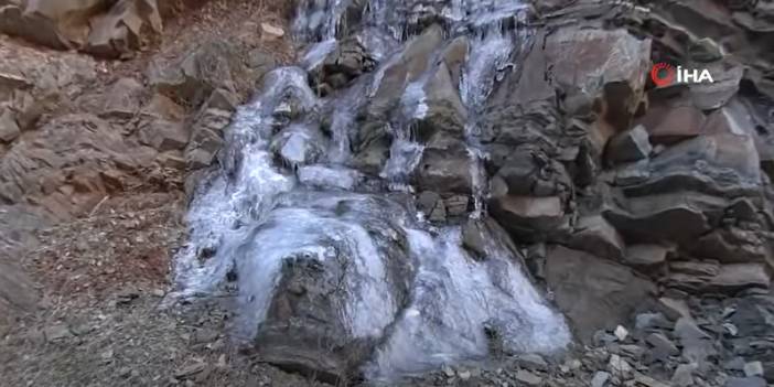 Şırnak’ta Aşırı Soğuklar 50 Metrelik Şelaleyi Dondurdu
