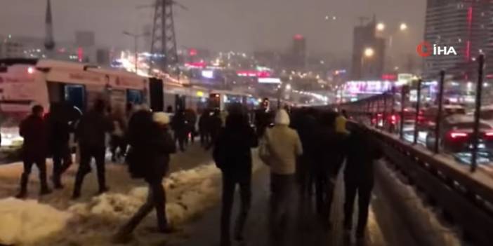 Metrobüs Yolda Kaldı, Vatandaşlar Duraklara Yürüyerek Ulaşmaya Çalıştı