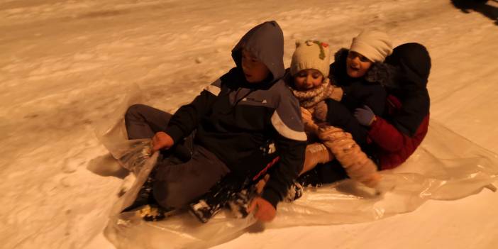 Konya’da gece yarısı tepsi ve poşetle kayak keyfi