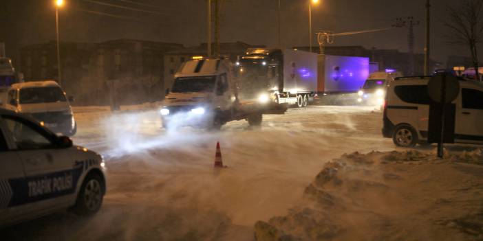 Konya’yı çevre illere bağlayan yollar, tipi nedeniyle ulaşıma kapatıldı