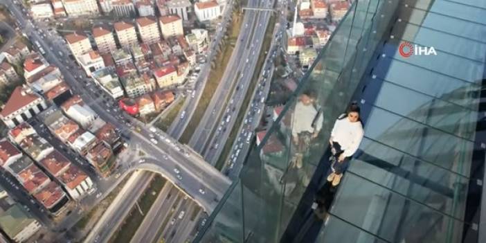 İstanbul’da Metrelerce Yükseklikteki Cam Zemin Üzerinde Adrenalin Dolu Yürüyüş