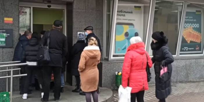 Kiev’de market ve banka önlerinde uzun kuyruklar oluştu