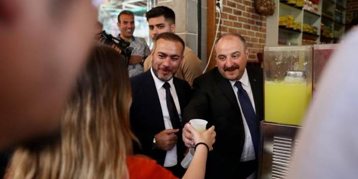Bakan Varank Diyarbakırlılara meyan şerbeti ve limonata ısmarladı