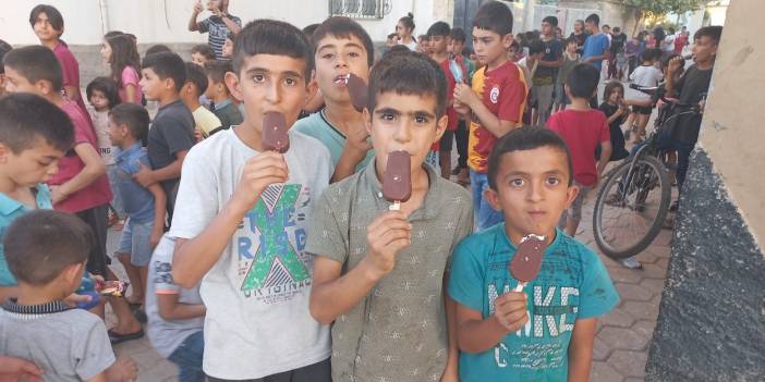 Hayırsever esnaf, dağıttığı ücretsiz dondurmayla yüzlerce çocuğun yüzünü güldürüyor