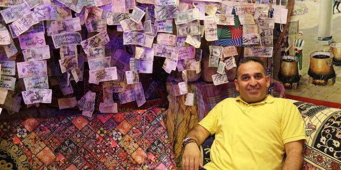 80 ülke vatandaşından alıp üzerine güzel dileklerini yazdırdığı hatır paralar dükkanı süslüyor
