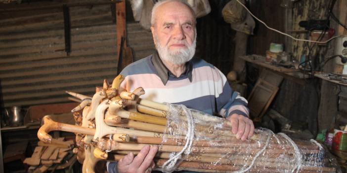 84 yaşındaki Süleyman amca, afetzedeler için baston yaptı
