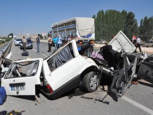 Yozgat'ta otomobille kamyon çarpıştı: 5 ölü