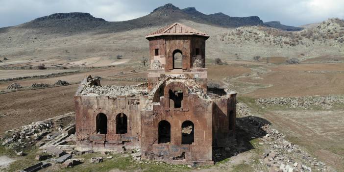 Kızıl Kilise bin 500 yıllık tarihi ile ziyaretçilerini cezbediyor