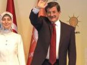 Ahmet Davutoğlu salondaki partilileri selamladı