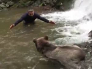 Ayıyla dostluk kuran Türk vatandaş